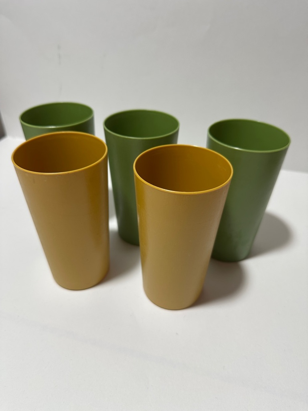 Set of 5 Vintage Plastic Tumblers Mustard Yellow Olive Green Retro Kitchen Cups - Picture 2 of 8